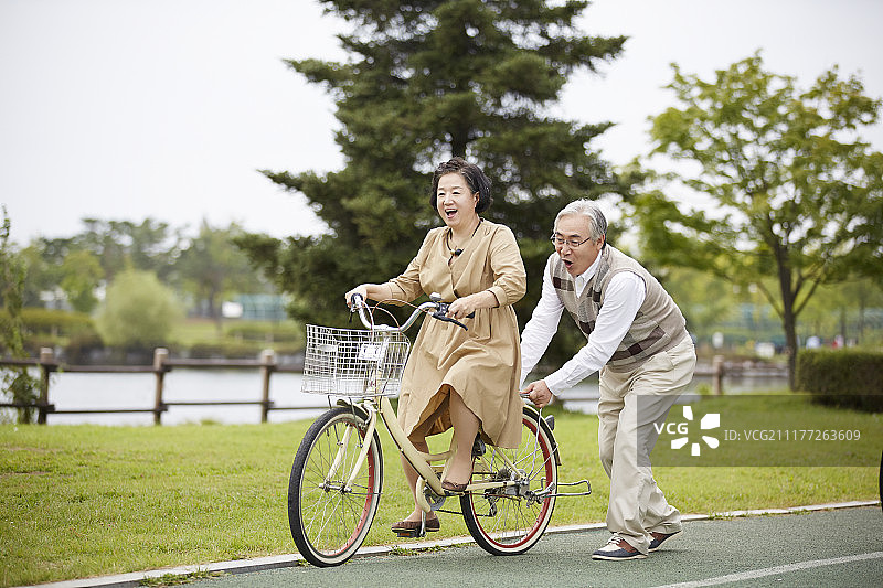 骑自行车的老年夫妇摄影图片素材