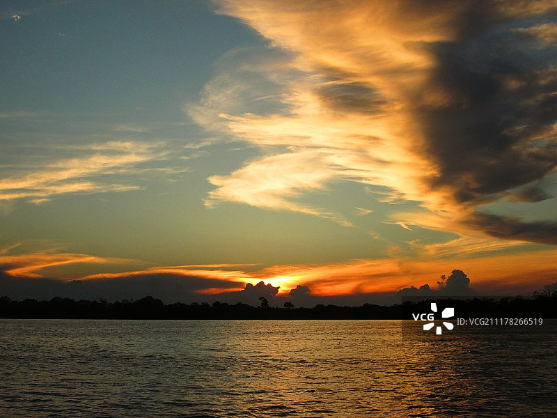 亚马逊河上的日落图片素材