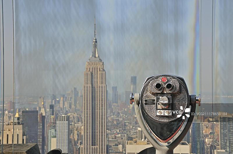 位于洛克菲勒中心“岩石之巅”观景台上的投币式望远镜，到帝国大厦和曼哈顿市中心，美国，纽约，美国，北美图片素材