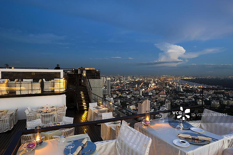 黄昏时分，曼谷，泰国，亚洲，眩晕酒吧和餐厅，榕树酒店的屋顶图片素材