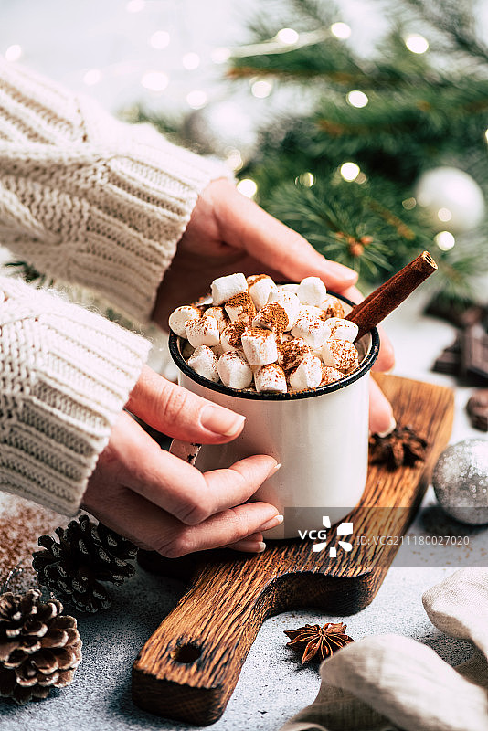 圣诞节喝热巧克力和棉花糖图片素材