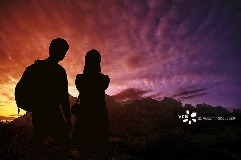一对夫妇在山上看日落图片素材