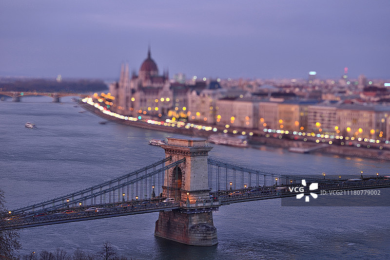 布达佩斯狮子桥的夜景图片素材