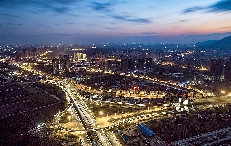 中国福建省莆田城市道路交通夜景图片素材