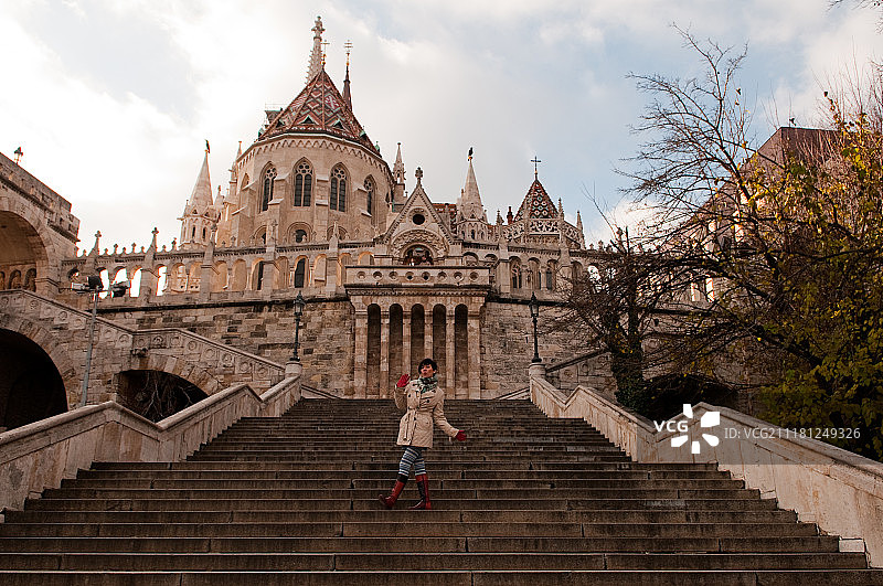 匈牙利布达佩斯，站在渔夫堡垒台阶上的女人图片素材