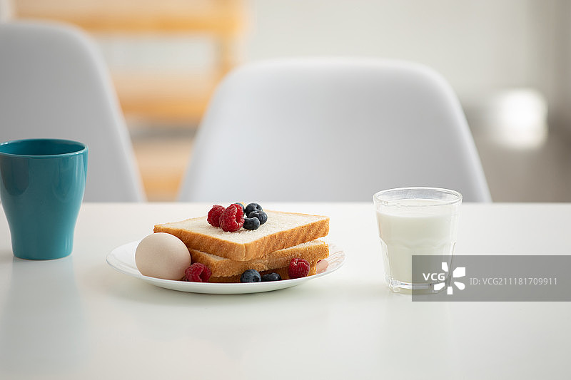 餐桌上的牛奶和面包图片素材