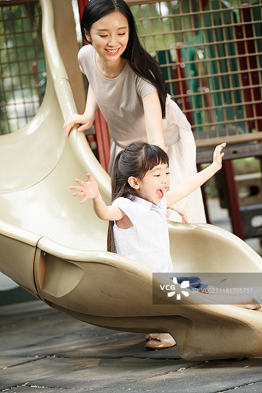 小女孩和母亲在滑滑梯图片素材