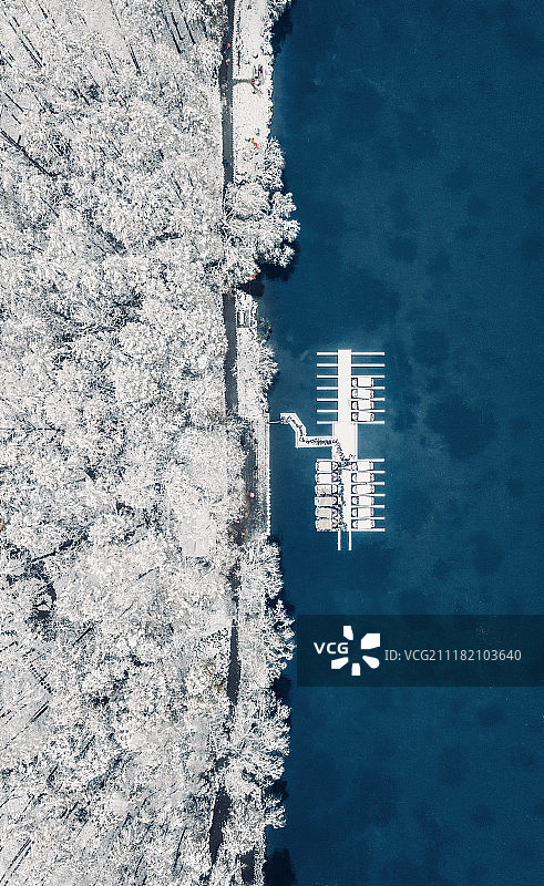 俯瞰杭州西湖杨公堤岸边雪景图片素材