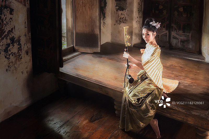 弹奏传统乐器的泰国女子图片素材