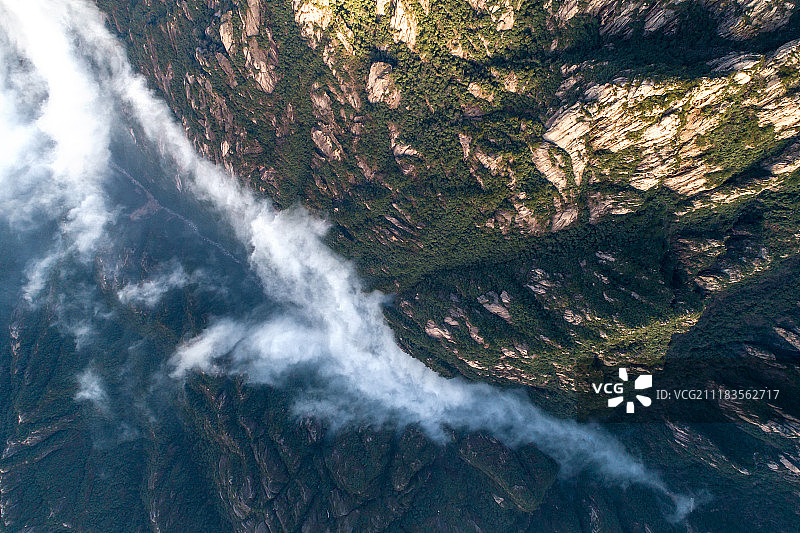 航拍 黄山 群山峡谷中的云雾图片素材
