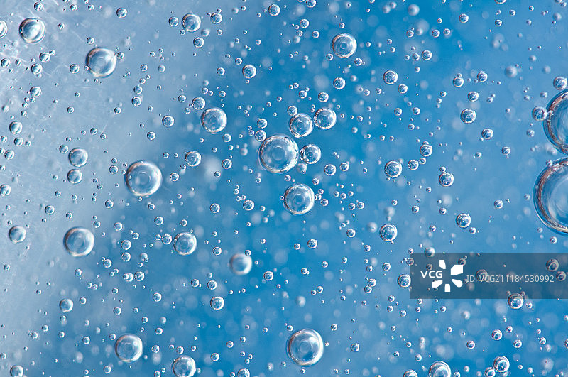 在蓝色清澈的水中的宏观氧气泡泡图片素材