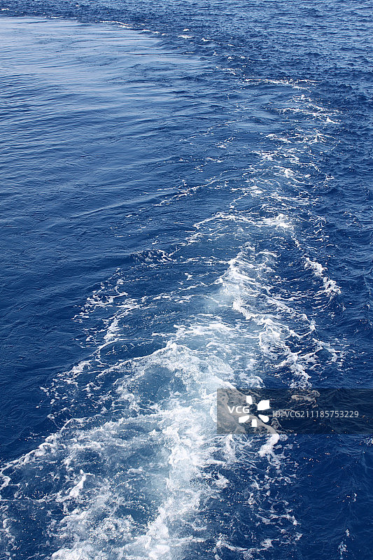 蓝色的海水带着小船的痕迹图片素材