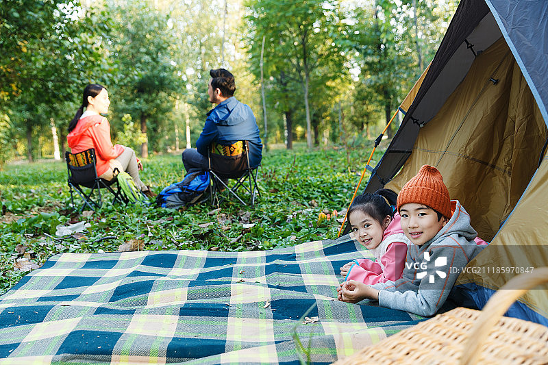 幸福家庭在户外露营图片素材
