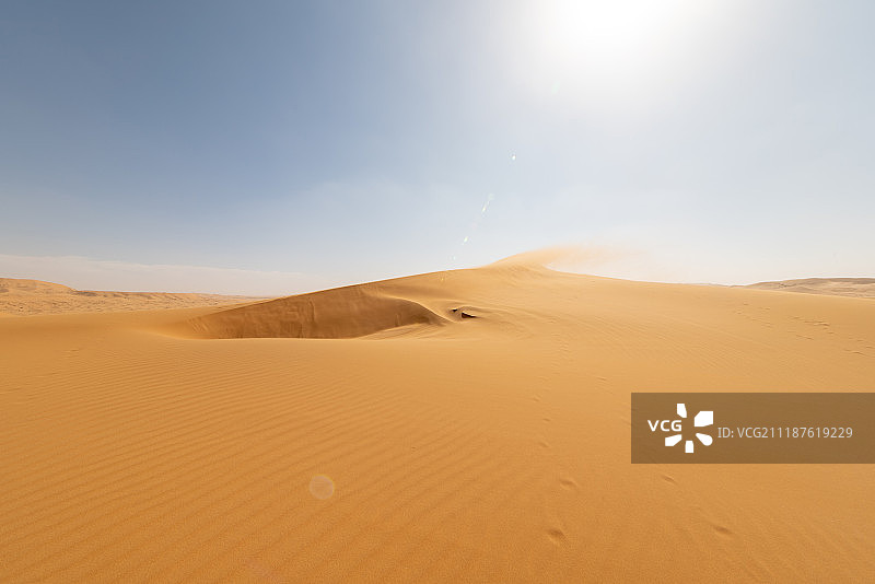 阳光灿烂的沙漠腹地图片素材