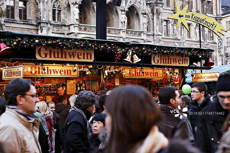 德国慕尼黑，上巴伐利亚，德国，欧洲，圣诞市场上的酒摊图片素材