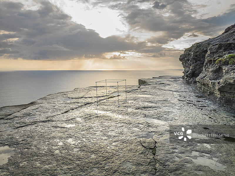 后板显示一个岩石高原的观点俯瞰大海在爱尔兰图片素材