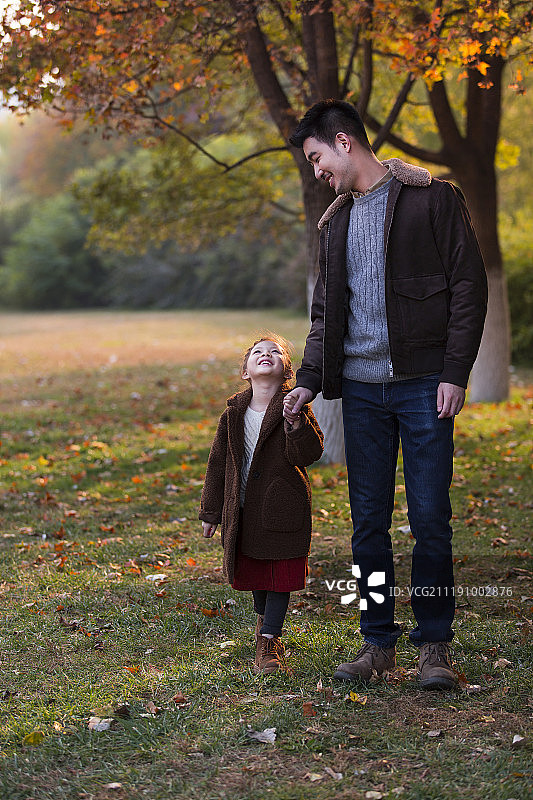 父亲和女儿一起在公园散步图片素材