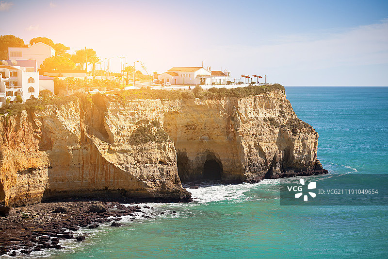 在葡萄牙俯瞰大海的悬崖上的海边村庄图片素材