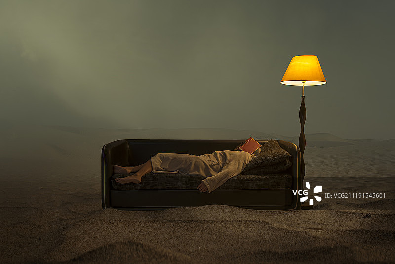 在沙漠中睡着的人图片素材