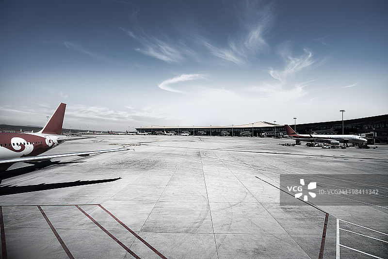 现代机场停机坪跑道空地图片素材