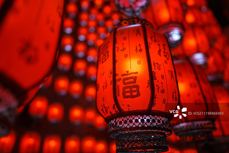 户外悬挂有福字的中国样式红色灯笼图片素材