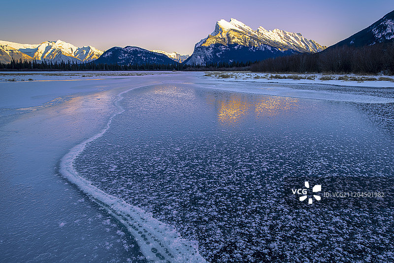 加拿大冰湖暮雪图片素材