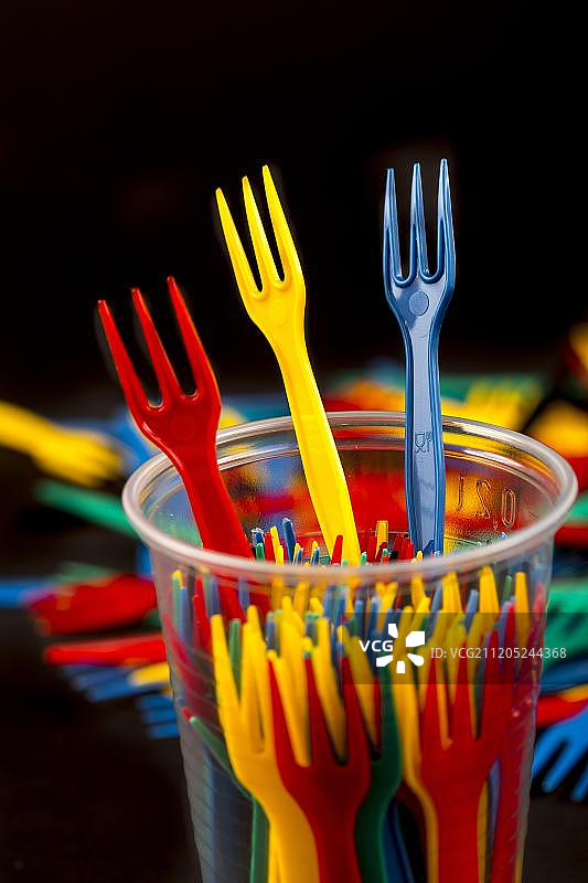 塑料餐具，一次性餐具，炸薯条，塑料垃圾，不同颜色图片素材