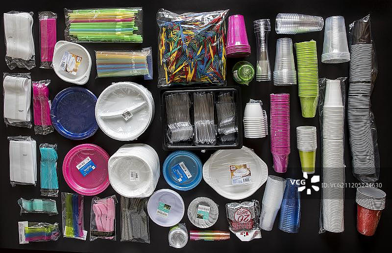 一次性餐具，塑料餐具，塑料餐具，塑料杯，塑料垃圾，不同的颜色，大小，种类图片素材