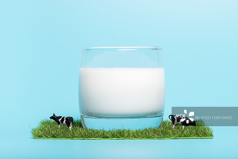 天然牛奶杯子牧场奶牛有机食品健康食品图片素材