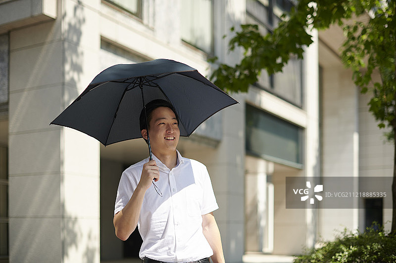 日本男人撑着阳伞图片素材