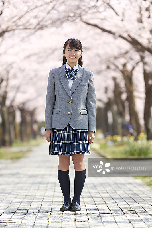 日本初中生穿制服的女孩图片素材