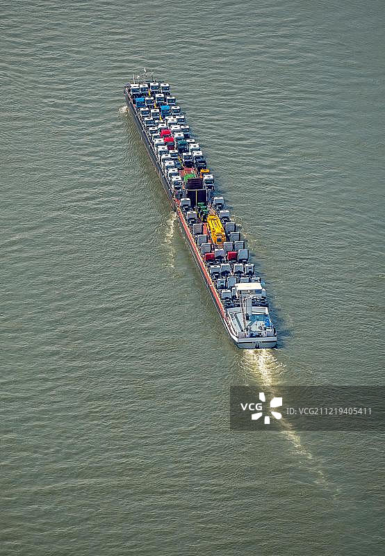 鸟瞰图，载有拖拉机和卡车的货船在莱茵河上，内河杜伊斯堡，鲁尔地区，北莱茵-威斯特伐利亚，德国，欧洲图片素材