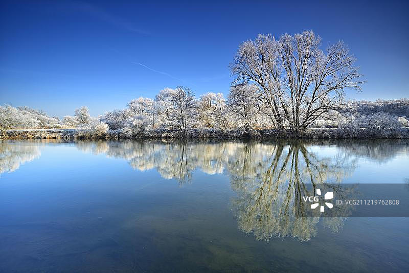欧洲德国萨克森-安哈尔特魏森费尔斯的萨尔河上，树上挂着白霜图片素材