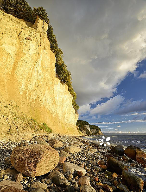 晨光中的白垩悬崖，海滩上的巨石，贾斯蒙德国家公园，鲁根，梅克伦堡-西波美拉尼亚，德国，欧洲图片素材