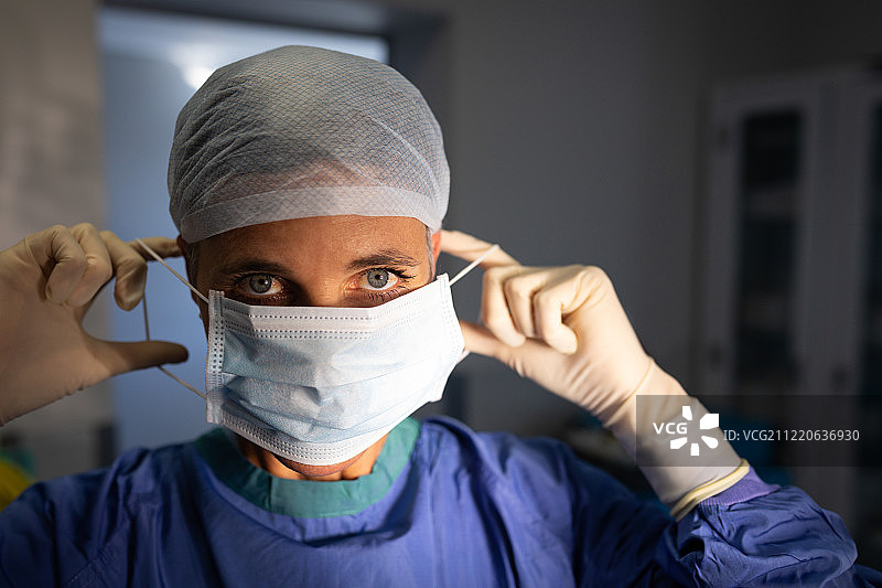 一名白种女外科医生在手术前戴着医用口罩看着摄像机图片素材