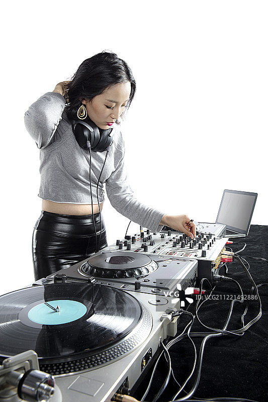 打碟的年轻女DJ图片素材