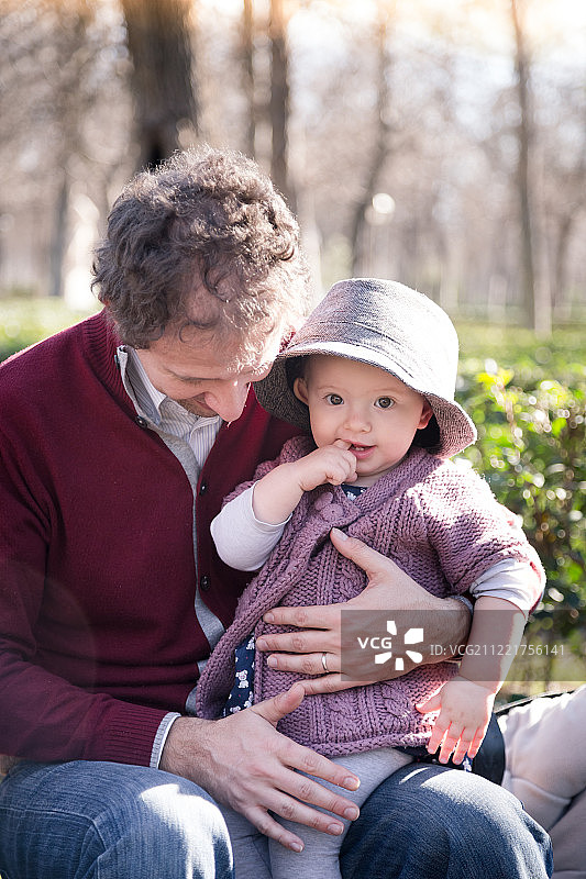 父亲和快乐的孩子在公园里。图片素材