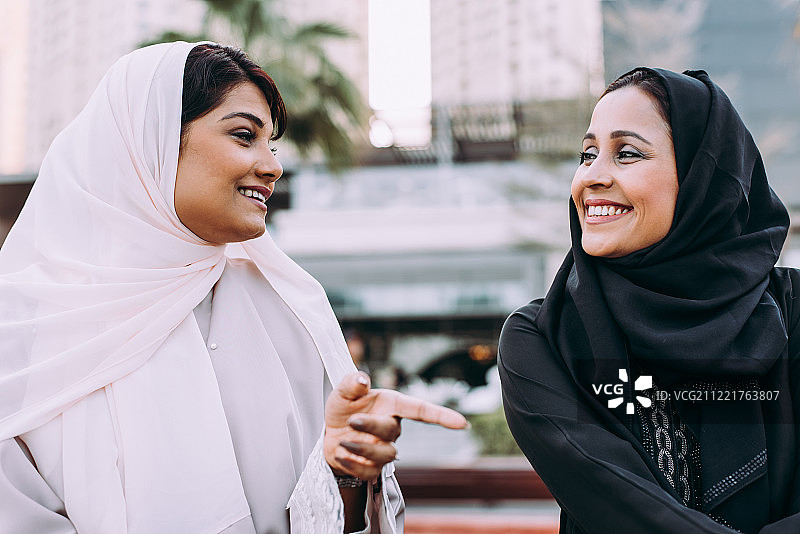 两个阿拉伯女孩花时间一起户外活动图片素材