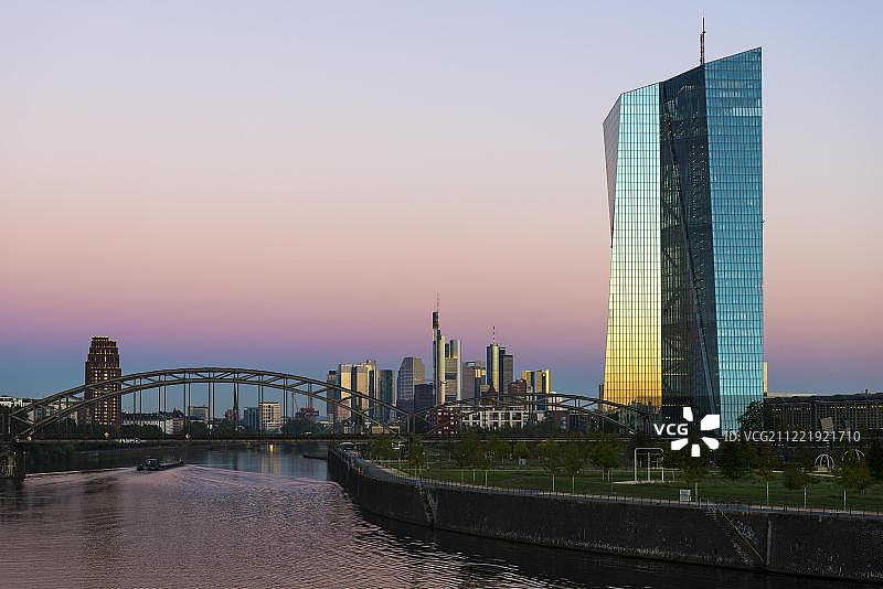 欧洲中央银行的日出，在法兰克福的天际线前，法兰克福，德国黑塞，欧洲图片素材
