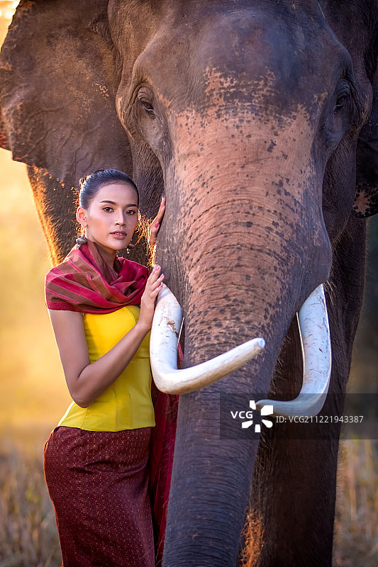 亚洲农民女孩和她的大象图片素材