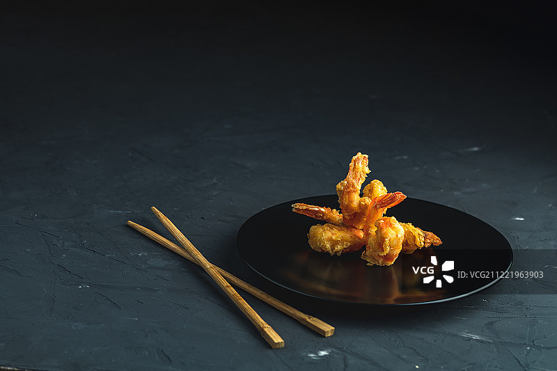 亚洲传统料理中的海鲜天妇罗图片素材