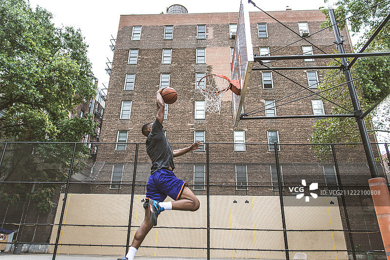 篮球运动员户外训练图片素材