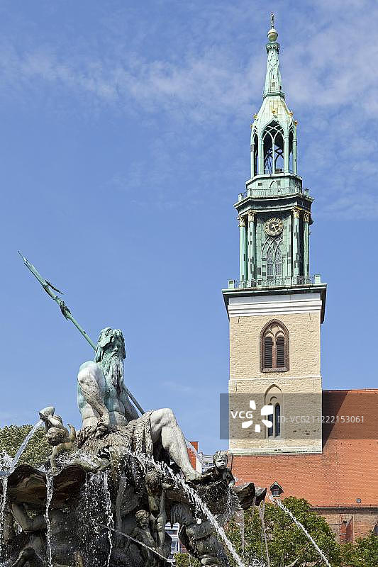 海王星喷泉和圣玛丽教堂，亚历山大广场，柏林，德国，欧洲图片素材