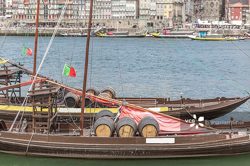 波尔图的拉贝罗(Rabelo)，带酒桶的传统船图片素材