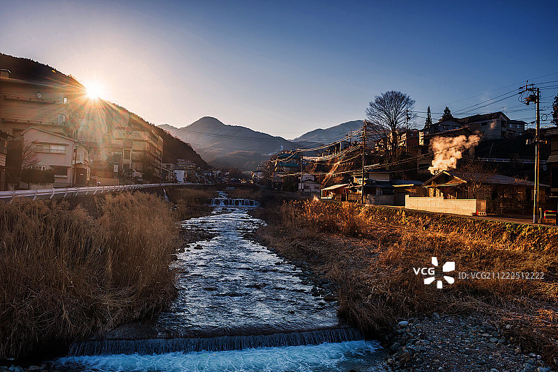 日出时的Shibu Onsen镇图片素材