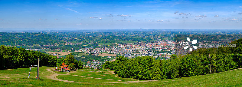 斯洛文尼亚马里博尔的全景从波霍杰，山小屋卢卡在前面图片素材