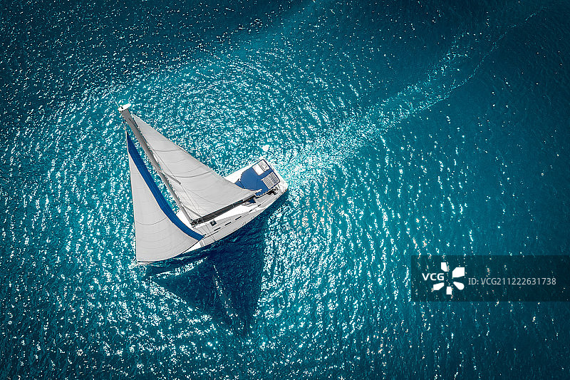 帆船在开放的海面上的白帆游艇图片素材