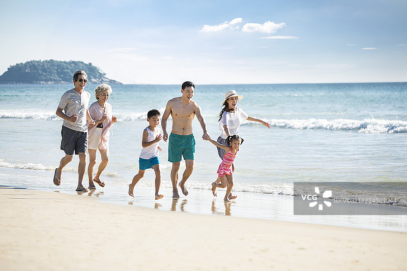 快乐的家庭在沙滩奔跑图片素材
