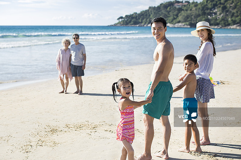 快乐的家庭在沙滩图片素材