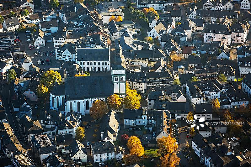 阿登登中心与圣约翰浸信会教区教堂，阿登登，绍尔兰，北莱茵-威斯特法伦，德国，欧洲图片素材